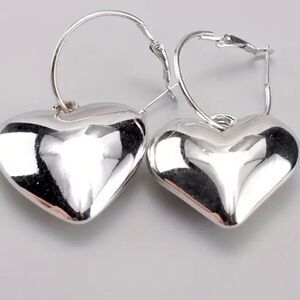 🩶 NEW silver puffy heart dangle hoop earrings 🩶